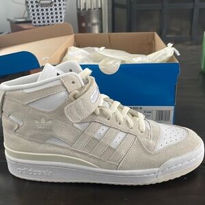 Forum Mid Adidas NEVER WORN.